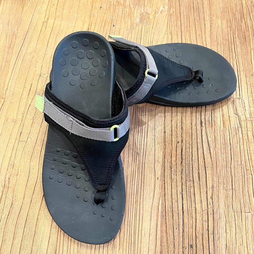 EUC Vionic Women’s 8 Wide Tiffany Toe Post Thong Sandal Arch Support Black Grey